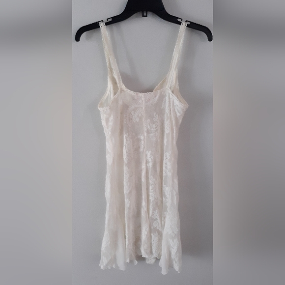 90s VTG Elegant Lace Nightgown - Cream - Picture 4 of 5